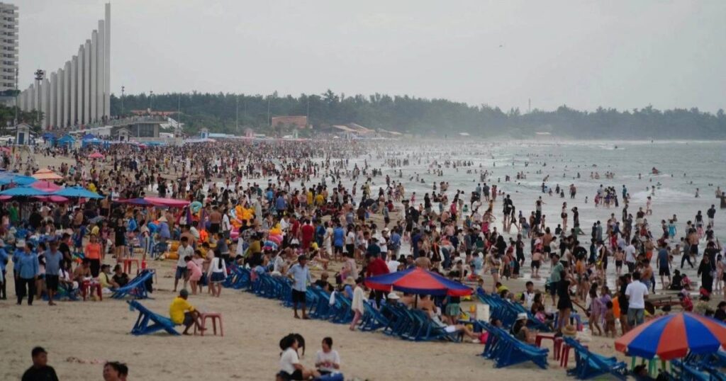 Biển Vũng Tàu kín người trong ngày nghỉ lễ thứ ba